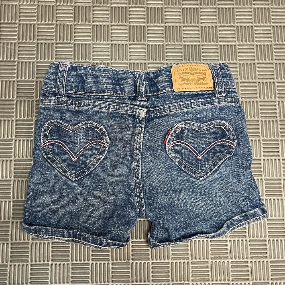 Toddler girl Levis jean shorts. Cute heart back pockets. Size 3T.